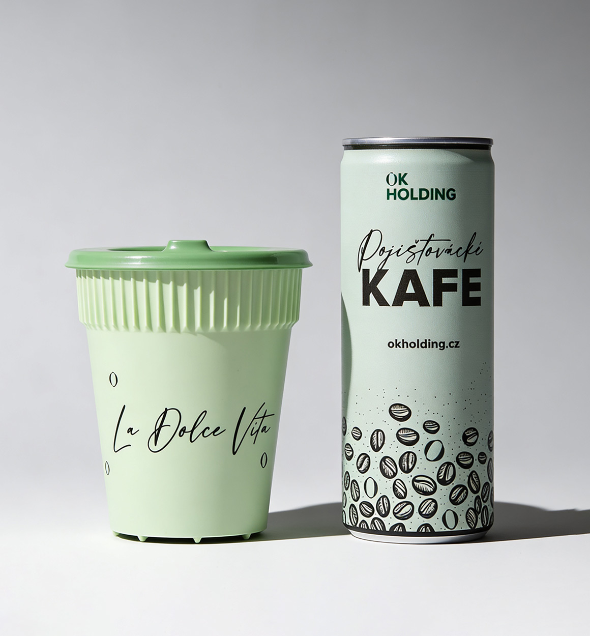 ok-holding-branding-reklamnich-predmetu-kava Branding firemních dárků a reklamních předmětů OK HOLDING – potisk kelímků na kávu jako součást firemní prezentace na akci.