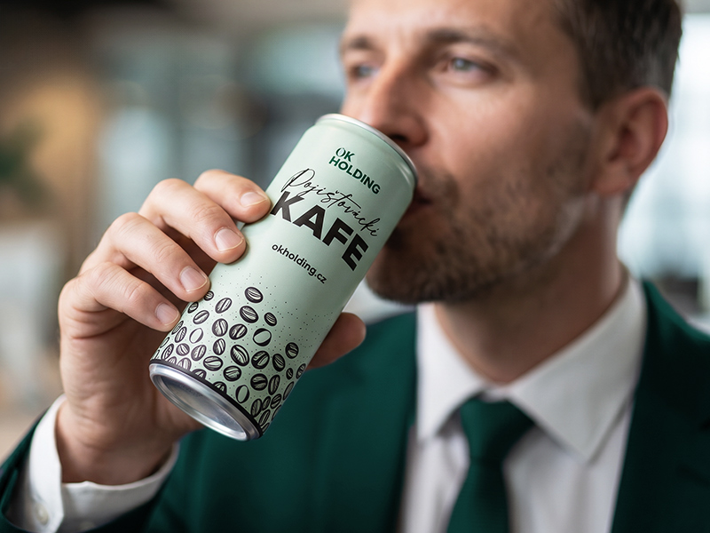 Branding reklamních předmětů OK HOLDING – potisk plechovky na kávu jako součást firemní prezentace na akci.
